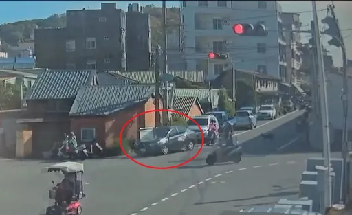 開車倒退嚕連撞6輛汽機車釀1傷　70歲男駕駛：打錯檔