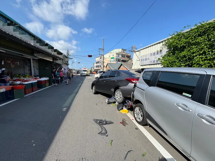 謝姓男子車子一路倒退嚕，連撞2輛行駛中的機車，最後撞上路邊4輛汽機車才停住。民眾提供