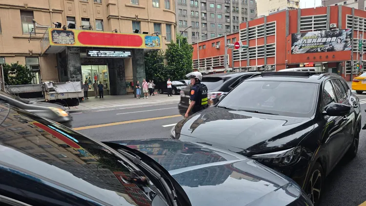 劉男在市政府前路口逆向撞上２車。葉先鵬攝