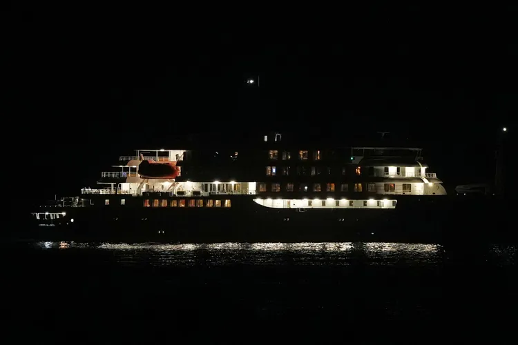 豪華郵輪「洪迪亞斯號」夜間漂流在海上，氣氛異常詭譎緊繃。美聯社