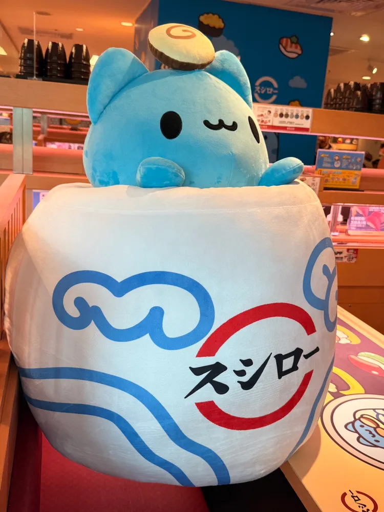 咖波結合壽司郎的人氣品項茶碗蒸「咖波茶碗蒸抱枕」高度達80cm。陳揚盛攝