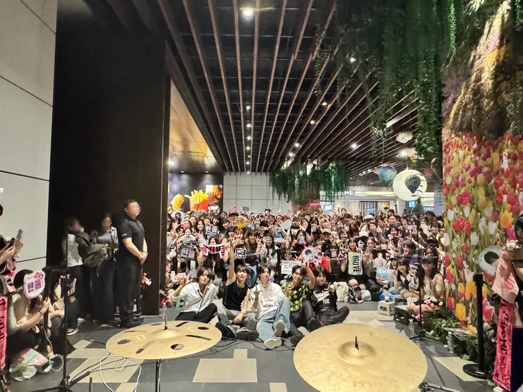 Hi-Fi Un!corn今晚在南港CityLink快閃表演，與900名粉絲合照。SHOWOFFICE提供