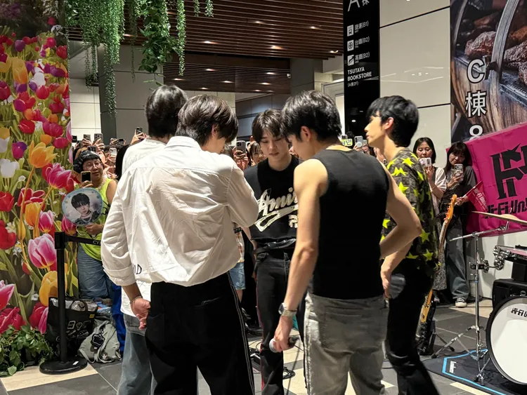Hi-Fi Un!corn南港街頭演出前聚在一起加油。讀者提供