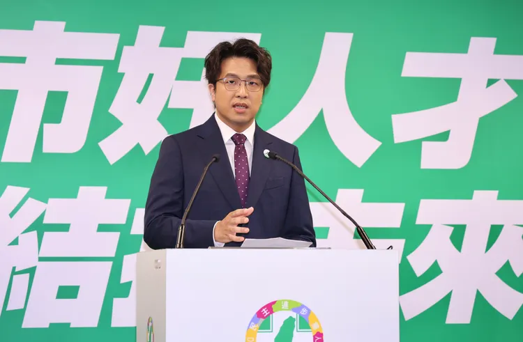 沈伯洋分享，收養女兒的經驗讓他體悟改變的可能。他提到，女兒初到家中時因恐懼而緊抱母親、不敢親近他，但經過長時間陪伴與努力，「她慢慢牽起我的手、願意讓我抱，甚至開口叫我爸爸」。記者莊宗達攝