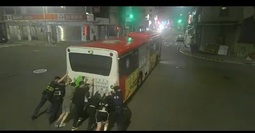 台中電動公車深夜突沒電「顧路」　警民合力推車解危