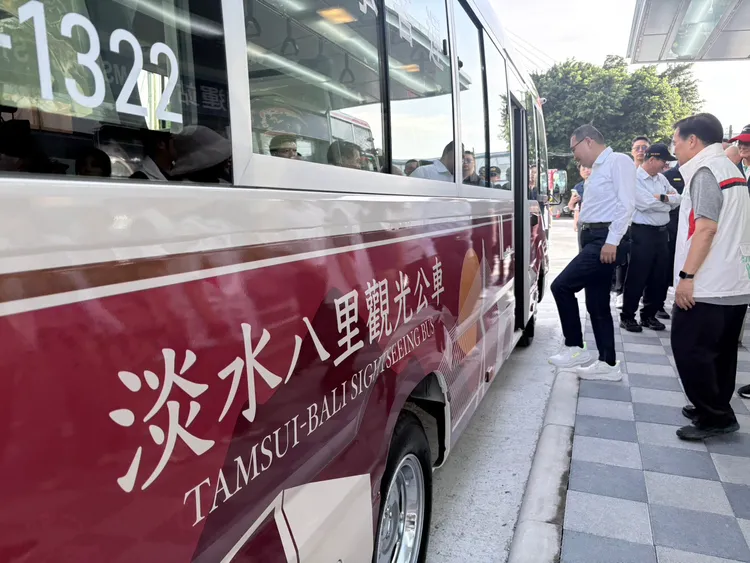 因應淡江大橋觀光車流，新北啟動號誌調整、大貨車假日管制。交通局提供