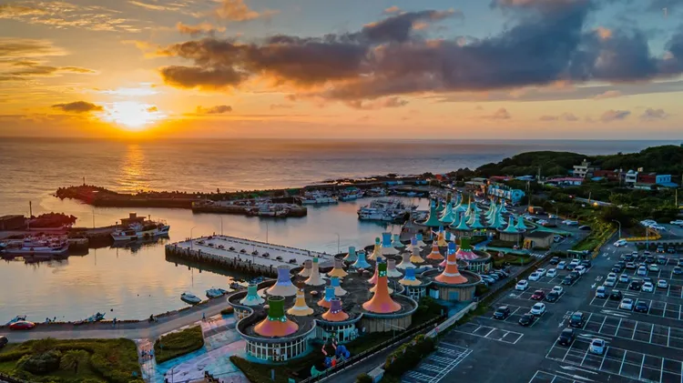 富基漁港內魚市，外觀為墨西哥帽造型吸睛。漁業處提供