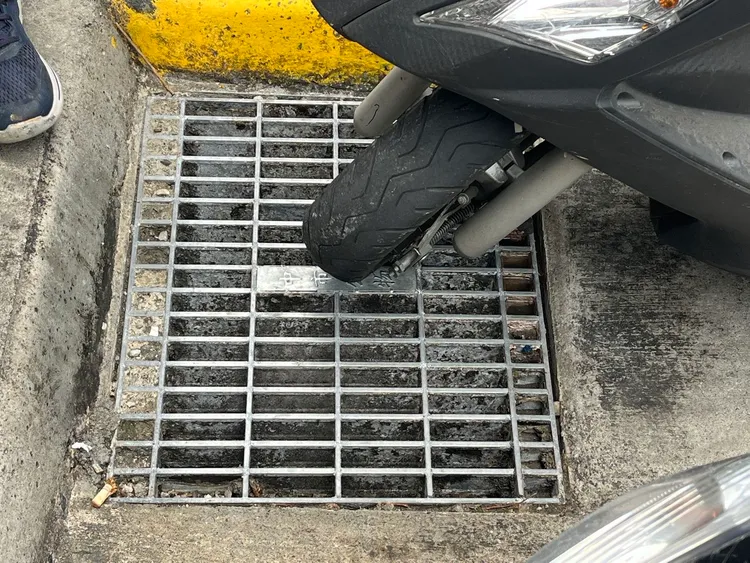 小火鍋店將清洗霜淇淋機的污水倒進水溝內，造成污染。市府提供