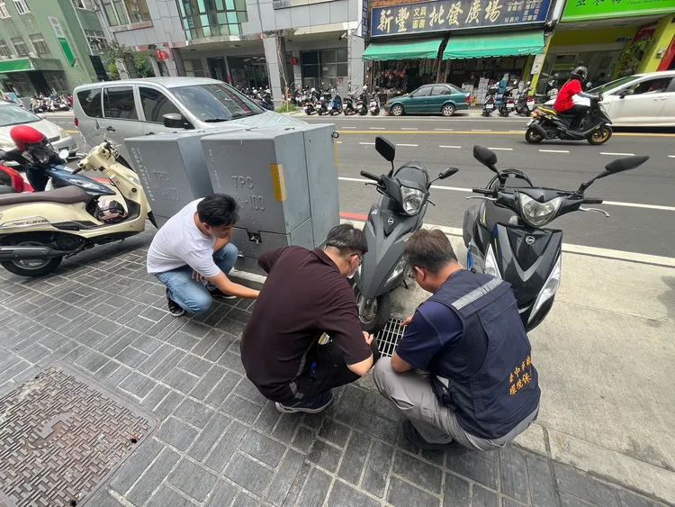 台中市環保局前往小火鍋店稽查，確認業者將清洗霜淇淋機的污水倒進水溝內。市府提供