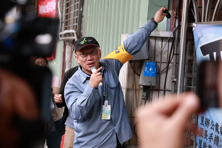 環保局消毒班長高健富說，進去社區協助找老鼠跡證，並提出改善建議與診斷紀錄，至少需4小時。彭欣偉攝