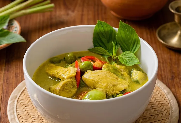 「香檸雞肉綠咖哩 (Gaeng Kiew Waan Gai」，以椰奶與多種辛香草本熬煮，呈現
層次豐富的酸辣香氣與濃醇風味。台南遠東香格里拉提供