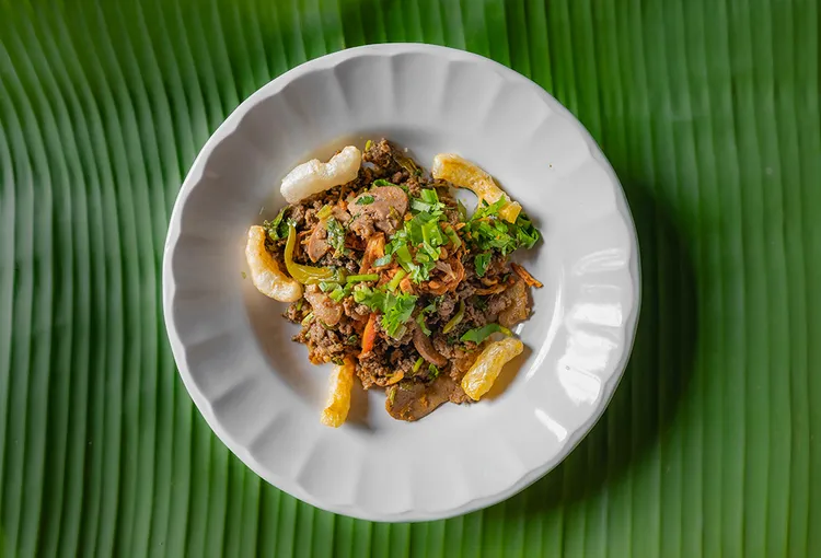 「泰式香料豬肉沙拉 (Larb Moo)」以香草、辣椒與豬絞肉拌製而成，酸辣清爽、辛香層次鮮明，展現道地泰式開胃風味。台南遠東香格里拉提供