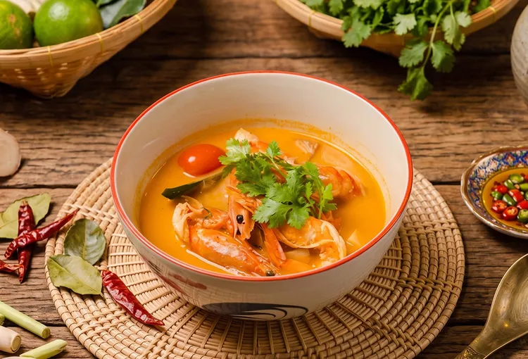 經典湯品「冬蔭功 (Tom Yum Goong)」以香茅、南薑與檸檬葉熬煮，酸辣鮮香層層交織。台南遠東香格里拉提供