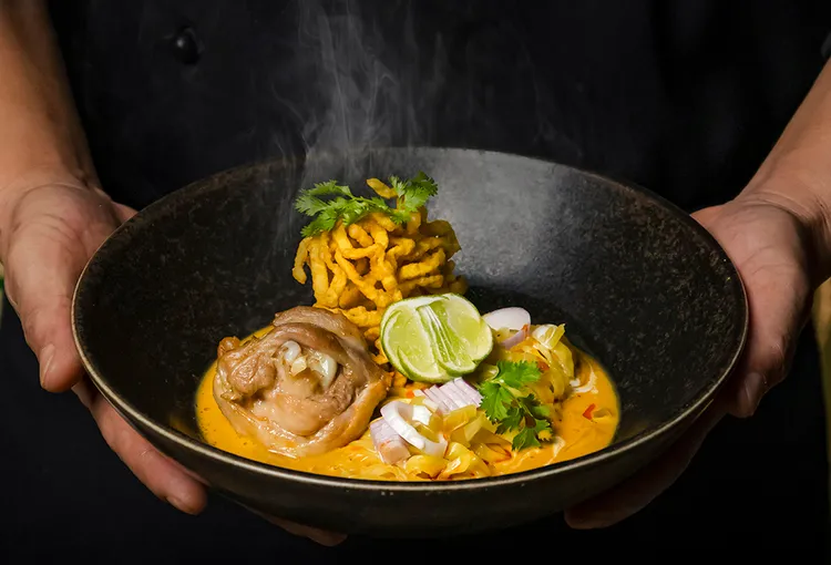 「泰北咖哩雞雙脆麵 (Khao Soi Gai)」以濃郁椰奶咖哩湯底融合滑順湯麵與酥脆炸麵，
展現清邁最具代表性的經典風味。台南遠東香格里拉提供