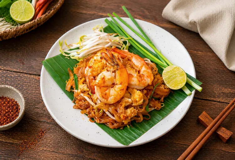 人氣「鮮蝦炒河粉 (Pad Thai Goong)」以鮮蝦、河粉與特製醬汁大火快炒，酸甜
鹹香交織，呈現經典泰式街頭美味。台南遠東香格里拉提供