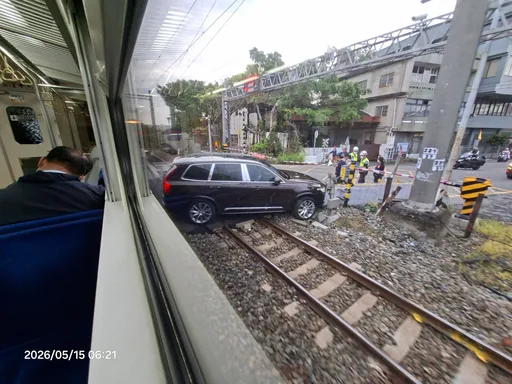 彰化休旅車撞平交道卡鐵軌　東正線封閉1小時！8列車延誤126分鐘