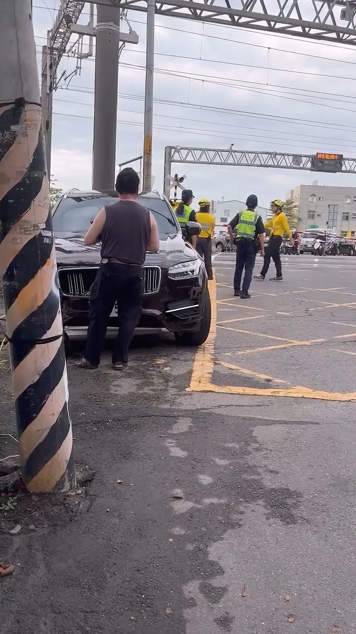 休旅車撞擊平交道護欄卡在鐵軌上。Threads/karta123456727提供