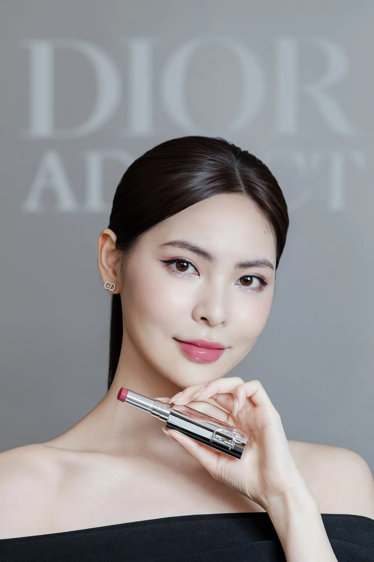 Model示範Dior癮誘鏡面水光唇膏#306蜜糖裸粉。品牌提供