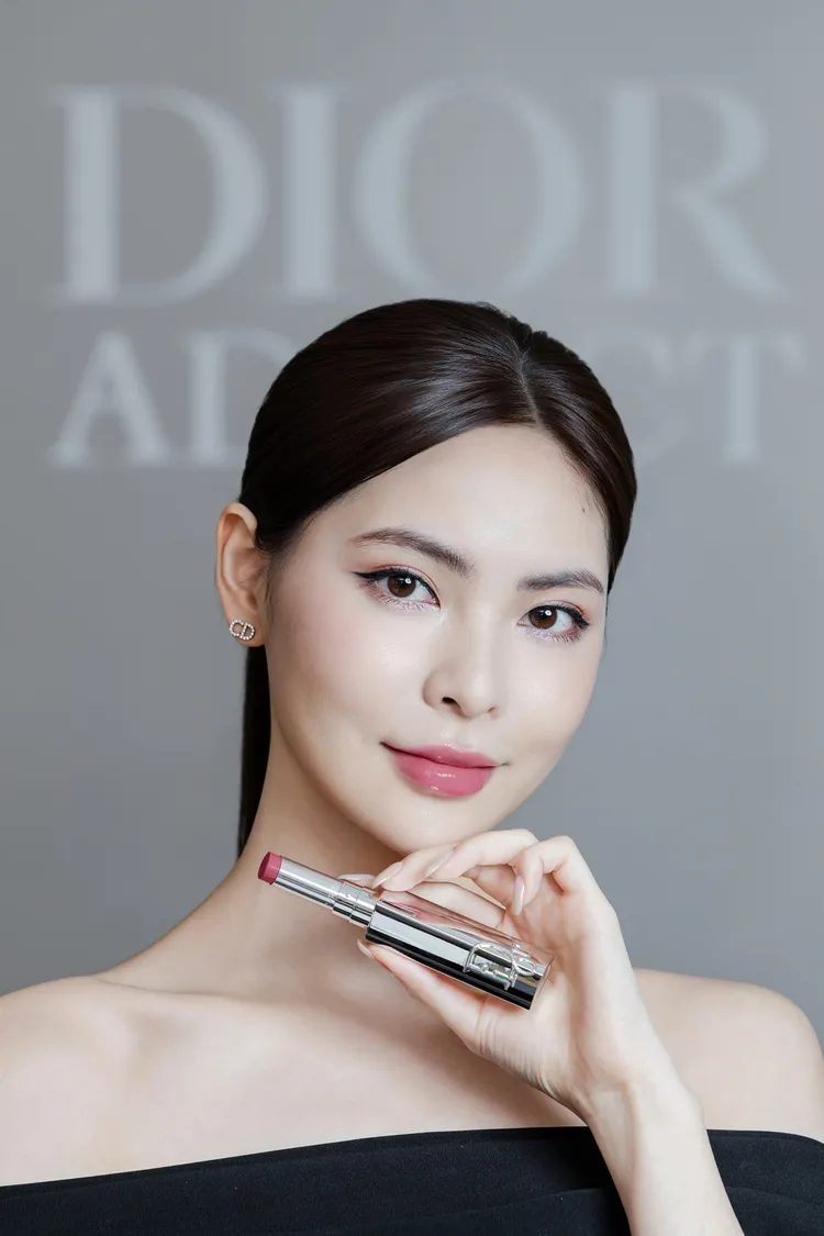 Model示範Dior癮誘鏡面水光唇膏#306蜜糖裸粉。品牌提供