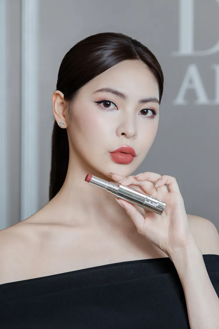 Model示範Dior癮誘鏡面水光唇膏#599癮誘蜜桃 。品牌提供