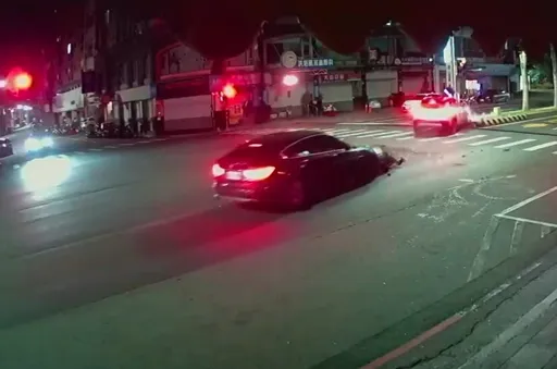 路口左轉害直行車撞分隔島　女乘客送醫命危　駕駛一查竟有3種毒品反應