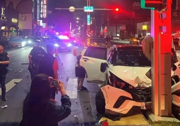 白色轎車車頭毀損嚴重，駕駛骨折，乘客一度沒了呼吸心跳。民眾提供