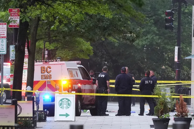 警方立刻封鎖白宮附近區域。美聯社