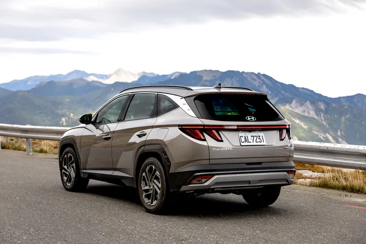 外觀採用Sensuous Sportiness設計語彙，整合式水箱護罩與隱藏式日行燈具備高度辨識度。業者提供