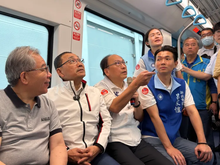 侯市府團隊、市議員呂家愷等人確認履勘前改善事項完成。捷運局提供