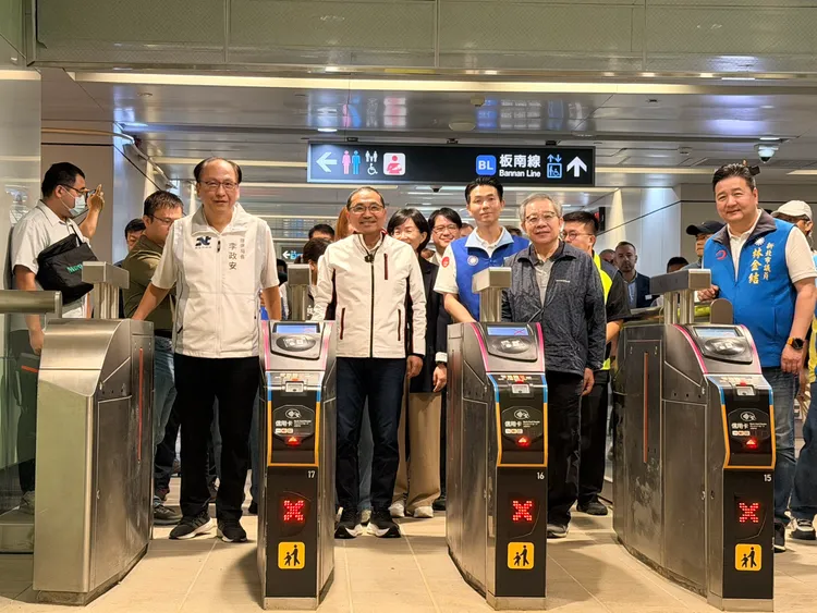 市長侯友宜率隊視察三鶯線轉乘動線。捷運局提供