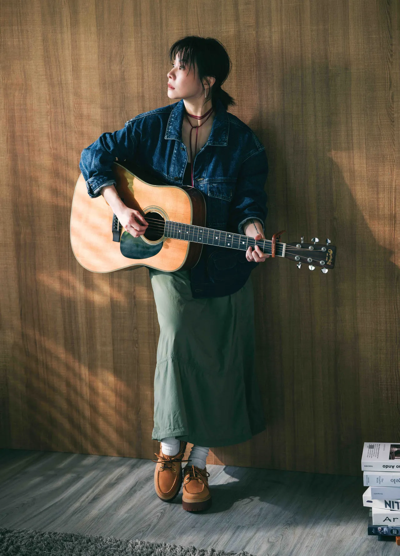 鄭宜農以寬鬆襯衫、丹寧服飾腳踩Timberland經典帆船鞋。品牌提供