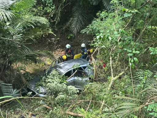 4月豪雨毀路...苗縣府人員會勘修復工程　掉頭時失控墜谷4人傷