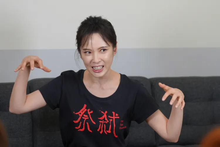 天心模仿蜘蛛般爬行。攝影中心攝