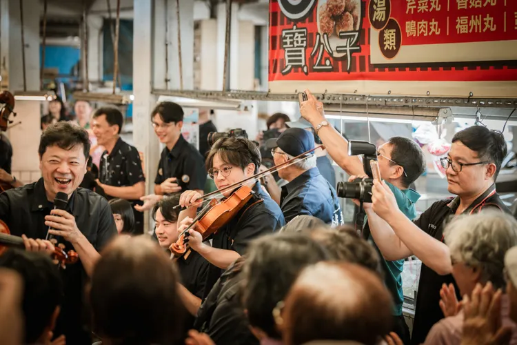 李哲藝強調，樂團不只在正式場館演出，也要走進菜市場、校園等生活空間，把音樂帶到人群身邊。聯發科提供