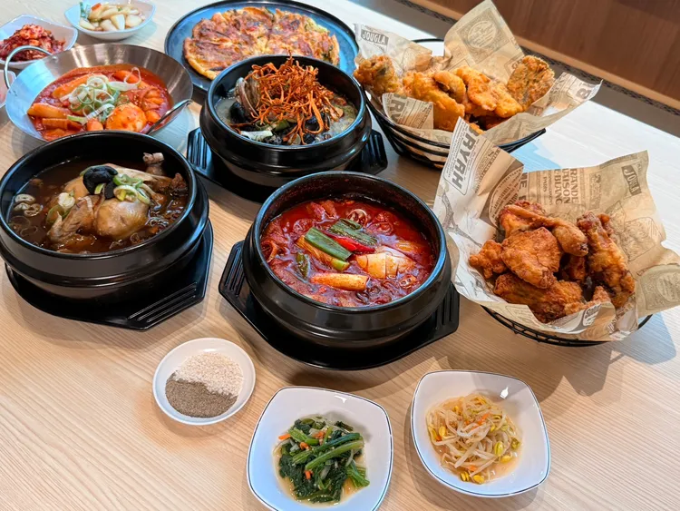 除招牌蔘雞湯外，店內亦同步推出多款韓式經典料理，包括韓式辣燉雞、血腸、辣炒年糕魚板等。陳揚盛攝