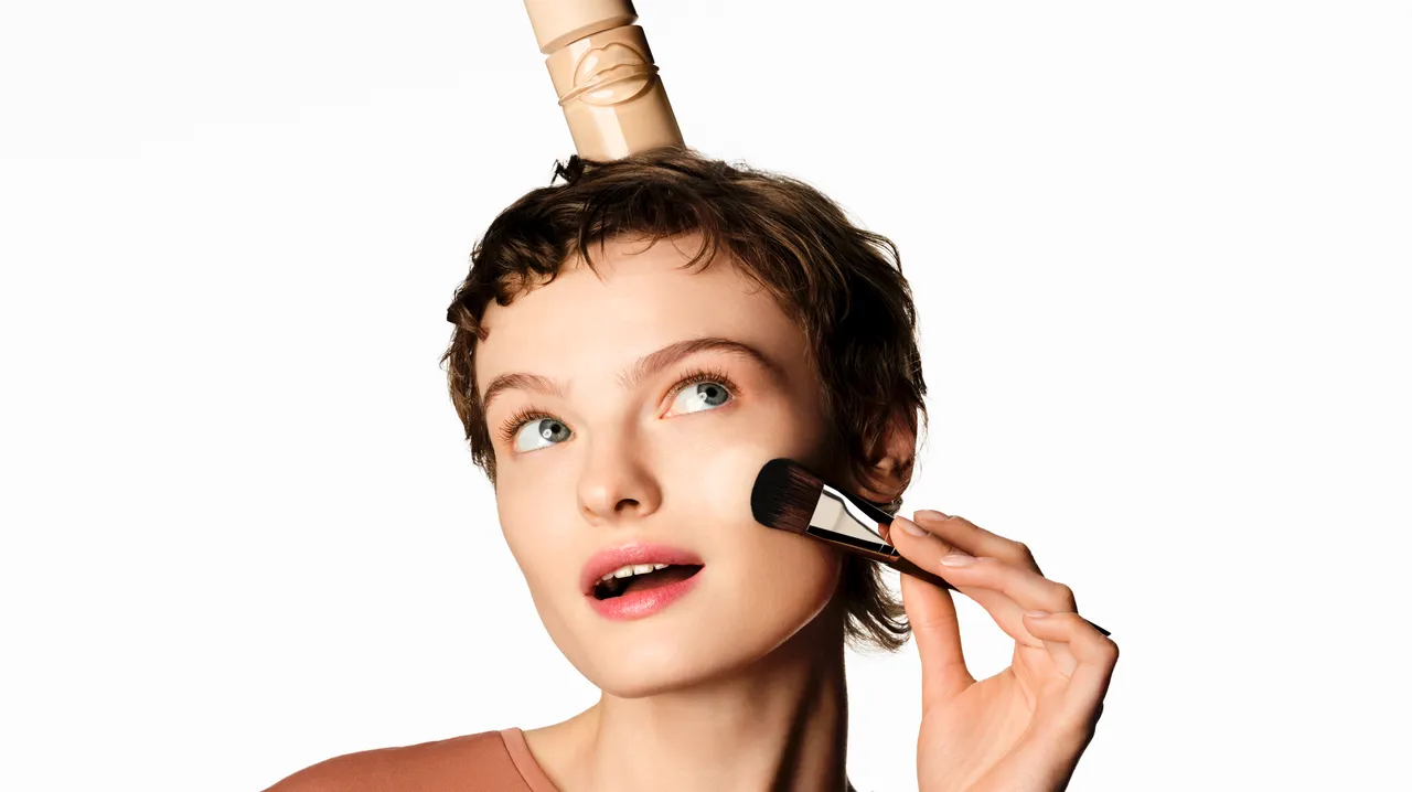 MAKE UP FOR EVER推出不挑膚質、能智慧調節沂水的粉無痕平衡肌底粉底液。品牌提供