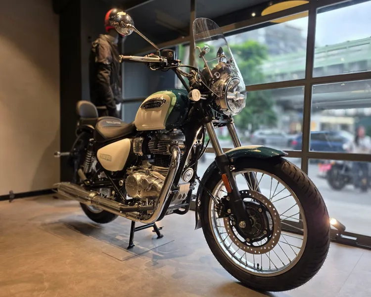 Royal Enfield Meteor 350推出全新「極光綠」車色，透過雙色油箱配置強化復古巡航風格辨識度。周奕豪攝
