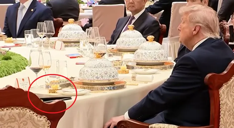 習近平座位上的黑色筆記本其實是川普自己的。翻攝YouTube