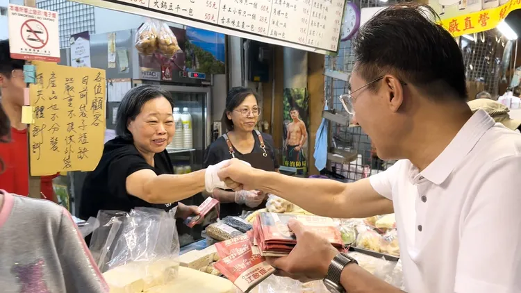 江啟臣在市場發送母親節祝福小物「多用途純木漿海綿」。江啟臣辦公室提供