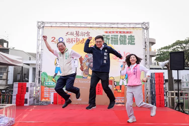 賴瑞隆和參加健走活動。翻攝畫面