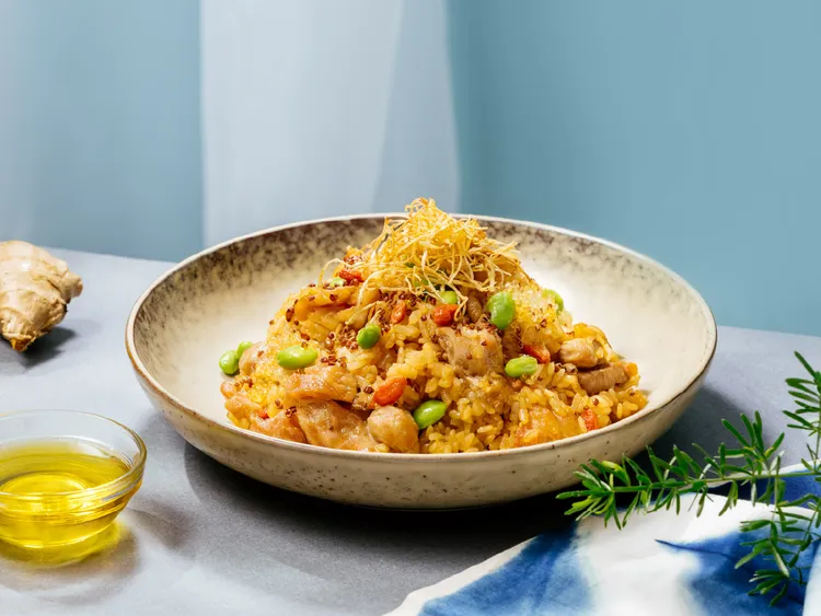 煙波國際觀光集團新竹區在地寶食「苦茶薑味麻香爆卵雞飯」，以苦茶油與老薑展現客家飲食底蘊。煙波國際觀光集團提供