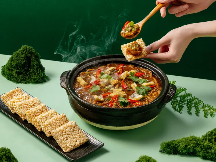 煙波國際觀光集團宜蘭區在地寶食「蘭陽三鮮鍋巴割稻飯」，融合在地食材呈現豐收意象。煙波國際觀光集團提供