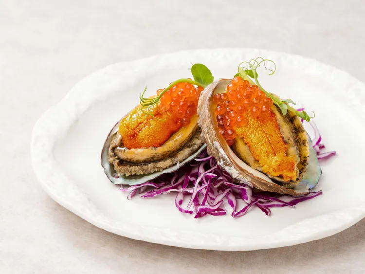 「極鮮蒸鮑魚佐海膽鮭魚卵」即日起至6/30於早午餐、晚餐時段限時供應，匯集鮑魚、海膽與鮭魚卵三重珍鮮，加購優惠單份129元、兩份199元，呈現層次豐富的濃郁海味。煙波國際觀光集團提供
