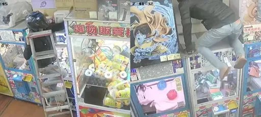 3天連闖5家娃娃機店　撬機台偷公仔「當自己家」　無業男遭逮送辦