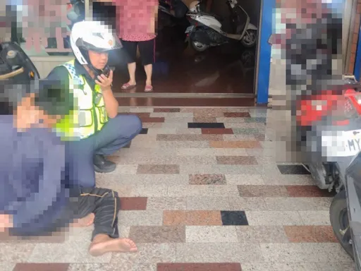 50歲男未戴安全帽蛇行還拒酒測！口袋又掉出毒品　遭連開5大單移送法辦