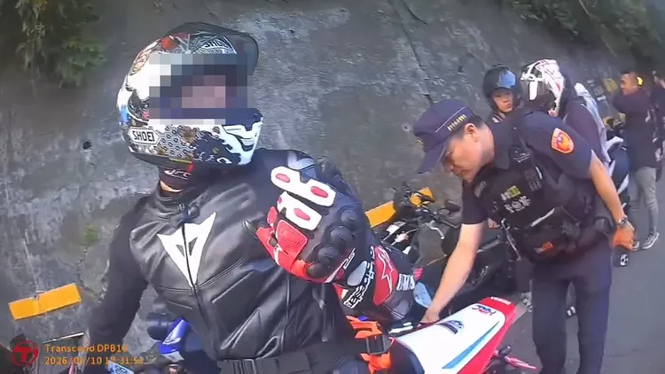 員警發現重機排氣管有問題，騎士也承認前幾天被開單又騎出來。民眾提供