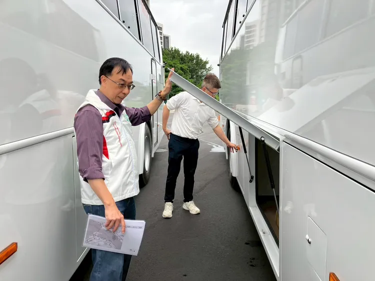 交通局副局長曾昭雄檢視機場快線公車的行李置放區。交通局提供