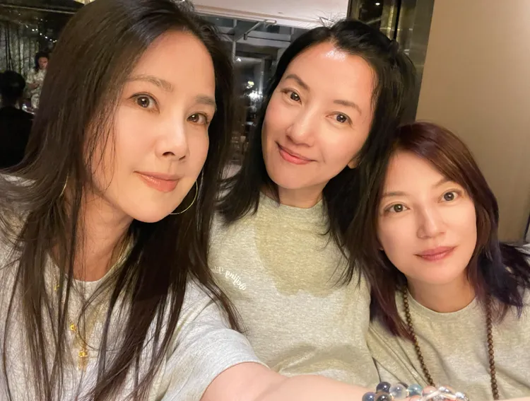 趙薇（右）與昔日同學合影。翻攝陸依萍的小帳本微博
