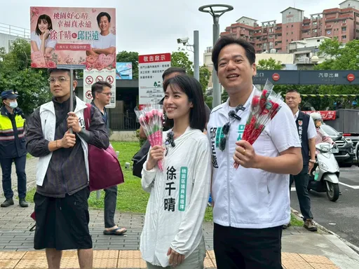 桃園民眾黨沒母雞？徐千晴幽默謝邱臣遠「先當公雞」　跨縣市掃街吸睛