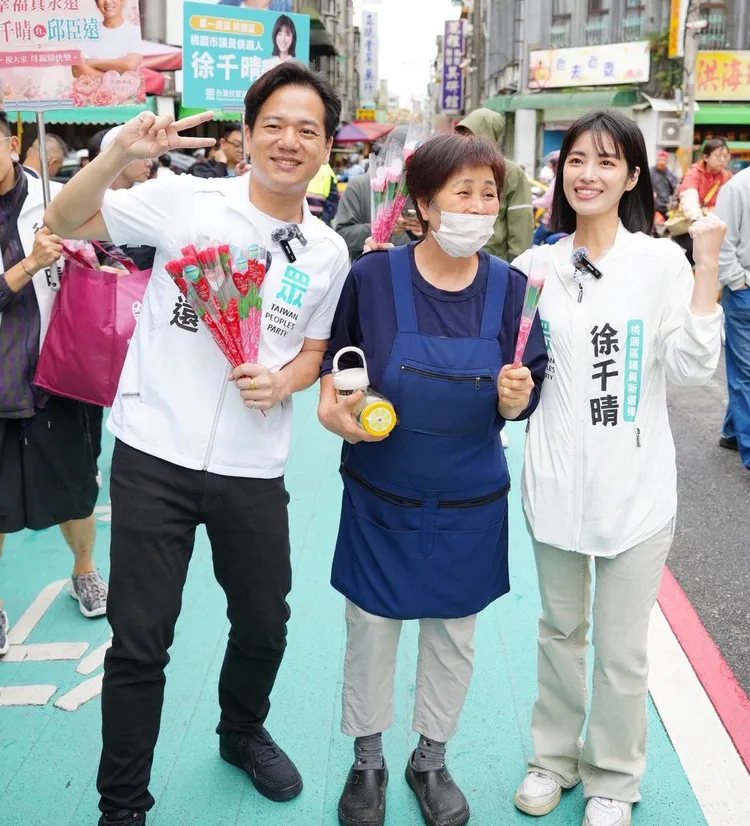 邱臣遠陪徐千晴拜票。徐千晴團隊提供